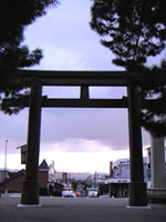 鳥居の内側から街を見たところ 鳥居の内側から街を見たところ