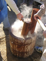 もち米を練ってるところ